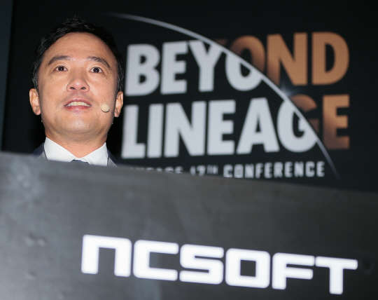 엔씨소프트(NCsoft) 김택진 대표가 9일 서울 강남구 신사동 CGV 청담씨네시티에서 열린 리니지 출시 17주년 기념 기자 간담회 '비욘드 리니지'에서 인사말을 하고 있다.